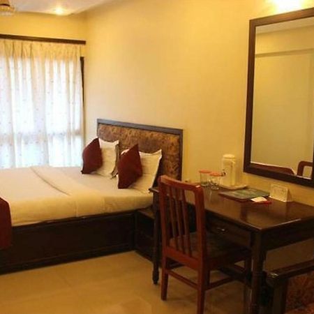 P M Regency Hotel Vadodara Dış mekan fotoğraf