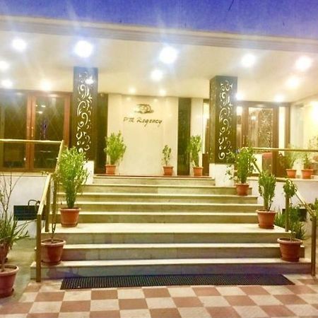 P M Regency Hotel Vadodara Dış mekan fotoğraf