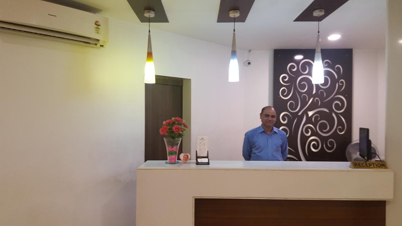 P M Regency Hotel Vadodara Dış mekan fotoğraf
