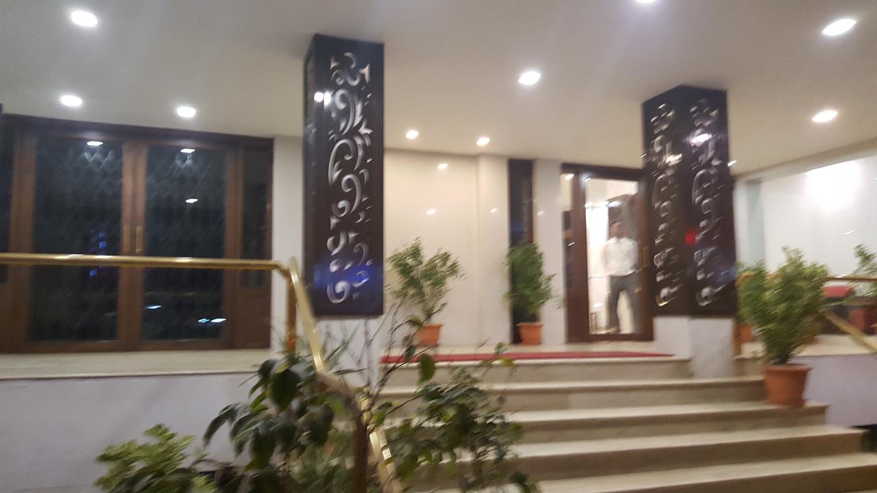 P M Regency Hotel Vadodara Dış mekan fotoğraf