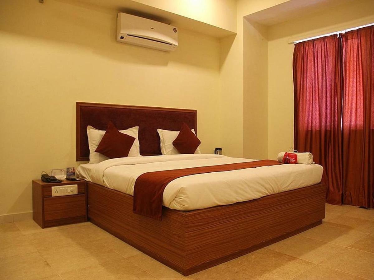 P M Regency Hotel Vadodara Dış mekan fotoğraf