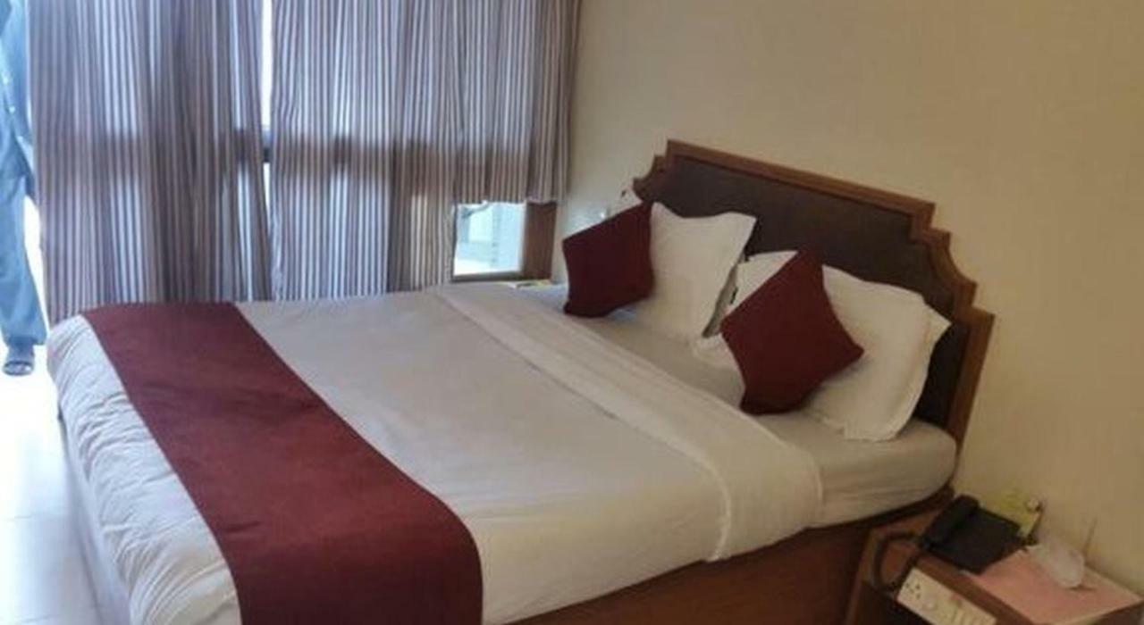 P M Regency Hotel Vadodara Dış mekan fotoğraf