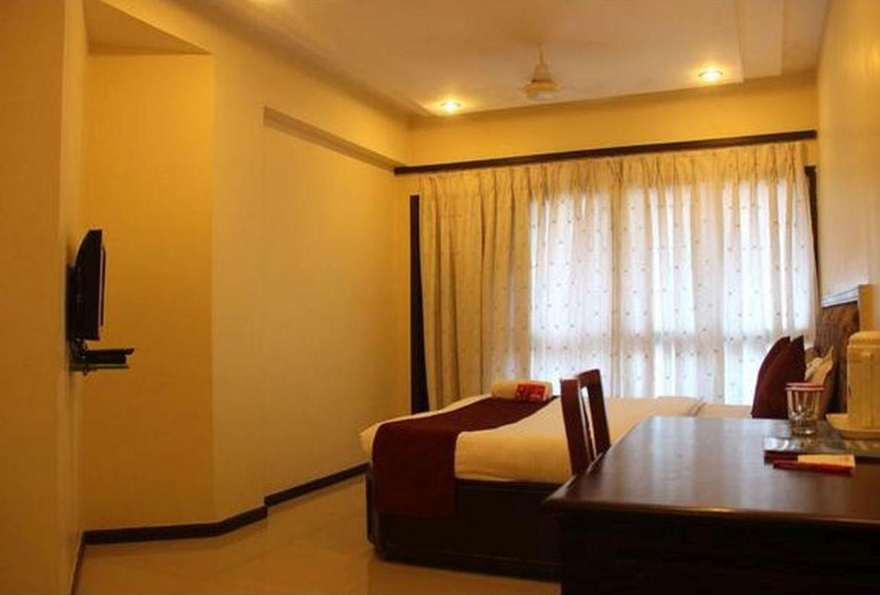 P M Regency Hotel Vadodara Dış mekan fotoğraf