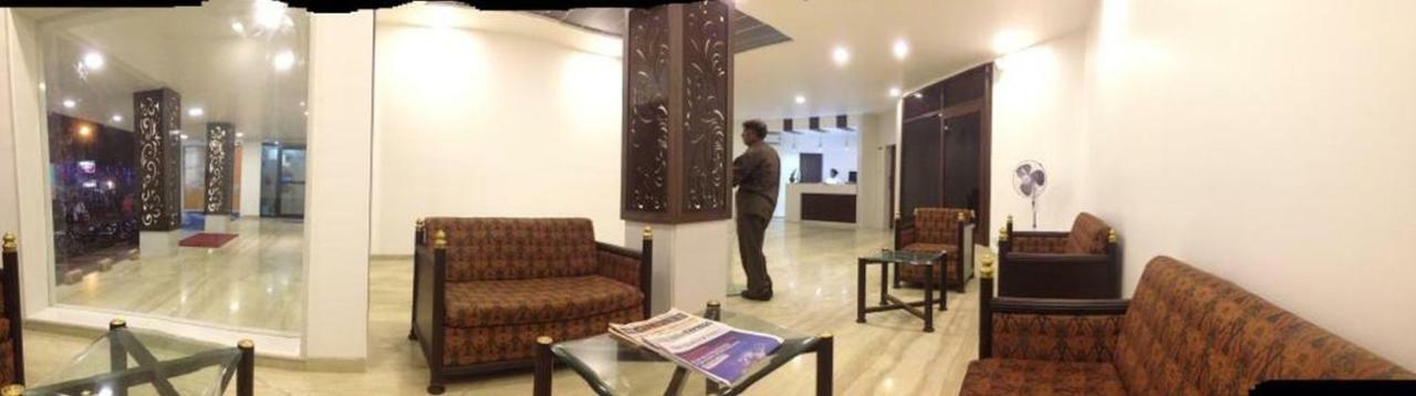 P M Regency Hotel Vadodara Dış mekan fotoğraf