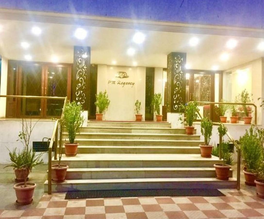 P M Regency Hotel Vadodara Dış mekan fotoğraf