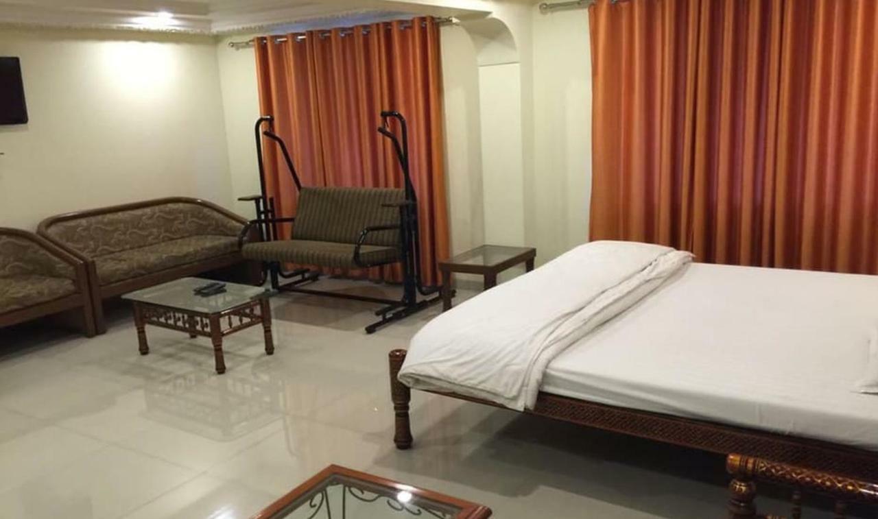 P M Regency Hotel Vadodara Dış mekan fotoğraf
